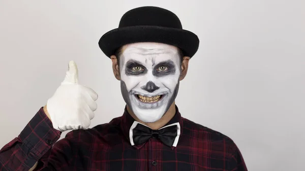 Hemsk Man Clownsmink Ler Och Visar Tummen Upp Läskig Clown — Stockfoto