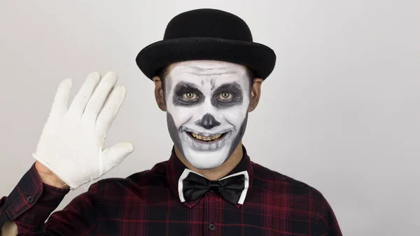 Läskig Clown Tittar Kameran Och Skrattar Fruktansvärt Hemsk Man Clownsmink — Stockfoto