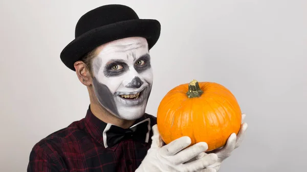 Horrible Man Clown Make Holds Pumpkin Symbol Halloween Scary Clown — Stock Photo, Image