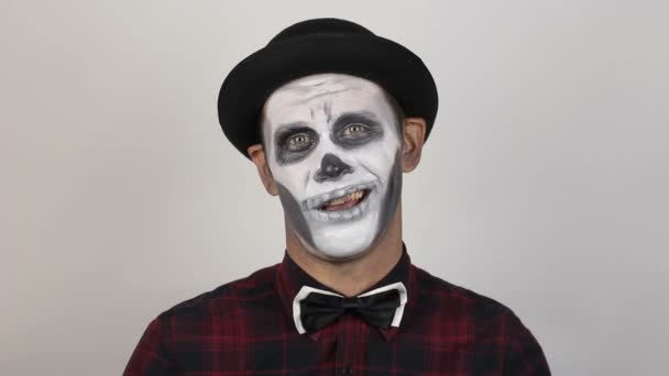 Ужасный Человек Клоунском Гриме Саркастически Хлопает Ладоши Страшный Клоун Смотрит — стоковое видео