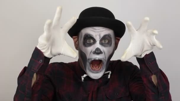 Ужасный Человек Клоунском Макияже Внезапно Выпрыгивает Пугает Свою Жертву Страшный — стоковое видео
