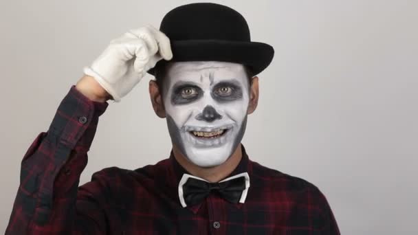 Hombre Horrible Con Maquillaje Payaso Levanta Sombrero Para Saludar Víctima — Vídeos de Stock