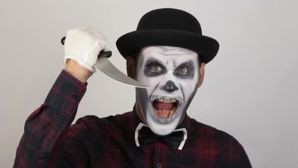 Ужасный Человек Клоунском Макияже Угрожает Своей Жертве Острым Ножом Страшный — стоковое видео