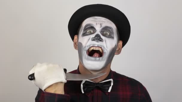 Ужасный Человек Клоунском Макияже Угрожает Своей Жертве Острым Ножом Страшный — стоковое видео