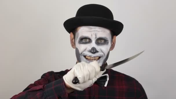 Hombre Horrible Con Maquillaje Payaso Amenaza Víctima Con Cuchillo Afilado — Vídeos de Stock