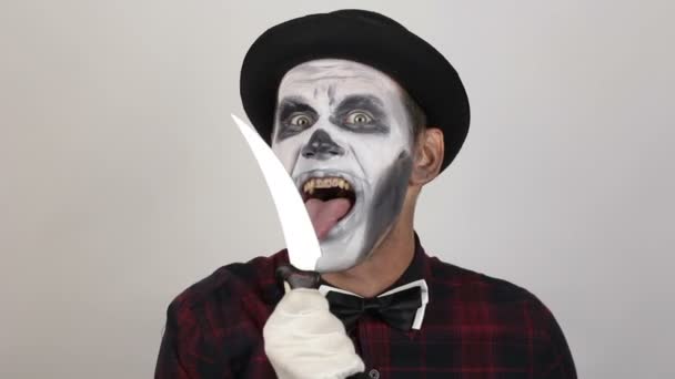 Uomo Orribile Truccato Clown Minaccia Sua Vittima Con Coltello Affilato — Video Stock