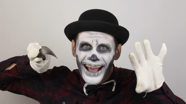 Uomo Orribile Truccato Clown Minaccia Sua Vittima Con Coltello Affilato — Video Stock