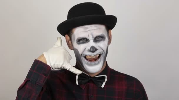 Ужасный Человек Клоунском Макияже Делает Жест Уха Прося Перезвонить Ему — стоковое видео