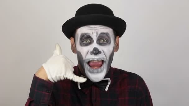 Ein Schrecklicher Mann Clown Schminke Macht Eine Geste Nahe Seinem — Stockvideo