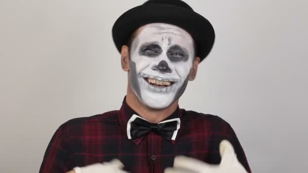 Läskig Clown Tittar Kameran Och Skrattar Fruktansvärt Läskiga Grimaser Clown — Stockvideo