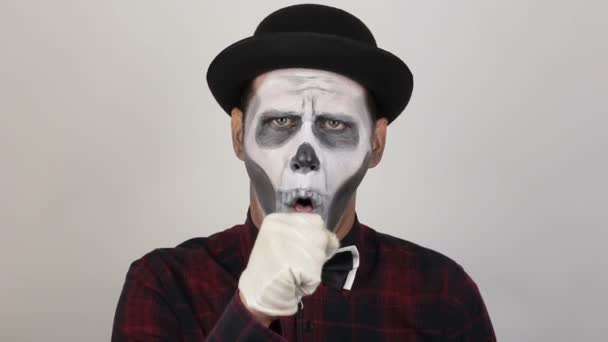 Жахлива Людина Клоун Макіяжі Важко Кашляє Страшний Клоун Дивиться Камеру — стокове відео