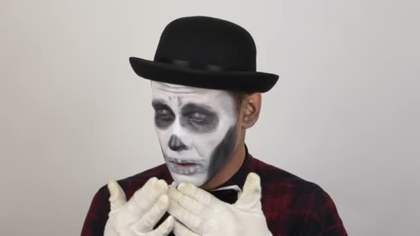 Homme Horrible Maquillage Clown Éternue Lourdement Clown Effrayant Regarde Caméra — Video