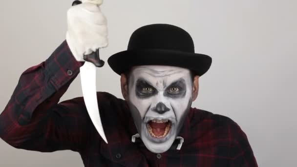 Ein Gruseliger Mann Clown Schminke Bedroht Sein Opfer Mit Einem — Stockvideo