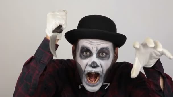 Okropny Człowiek Makijażu Klauna Grozi Ofierze Ostrym Nożem Straszny Klaun — Wideo stockowe