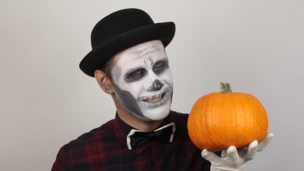 Hombre Horrible Maquillaje Payaso Sostiene Una Calabaza Símbolo Halloween Payaso — Vídeo de stock