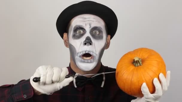 Egy Szörnyű Bohócsminkes Férfi Tököt Tart Halloween Szimbólumát Egy Ijesztő — Stock videók