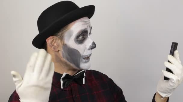 Terrible Man Clown Makeup Talking Cell Phone His Victim Scary — Stock Video