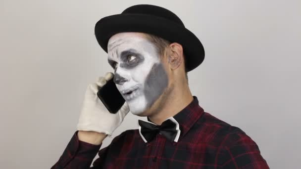 Hrozný Muž Maskérně Mluví Mobilu Svou Obětí Strašidelný Klaun Mluví — Stock video