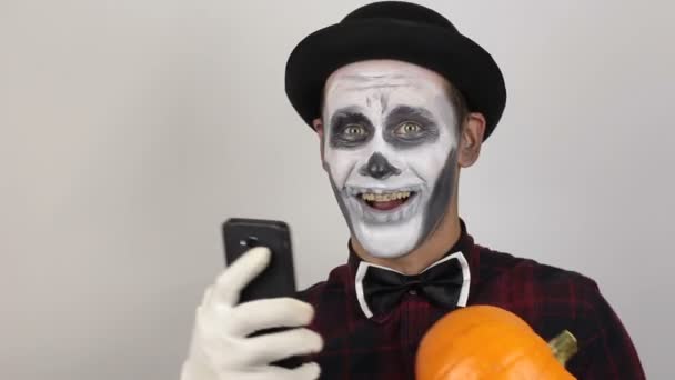 Hemsk Man Clownsmink Pratar Mobiltelefon Med Sitt Offer Läskig Clown — Stockvideo