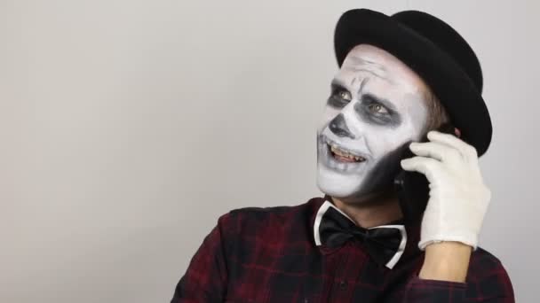 Terrible Man Clown Makeup Talking Cell Phone His Victim Scary — Stock Video