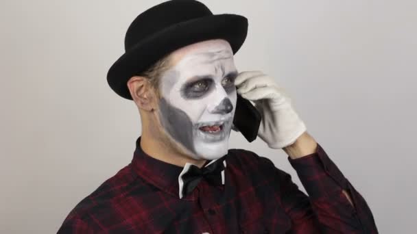 Ужасный Человек Клоунском Гриме Разговаривает Своей Жертвой Мобильному Телефону Страшный — стоковое видео
