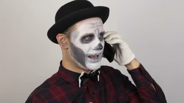 Terrible Man Clown Makeup Talking Cell Phone His Victim Scary — Stock Video