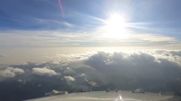Kokpitten Bulutların Görüntüsü Yolcu Uçağı Beyaz Bulutların Üzerinde Uçar Uçak — Stok video