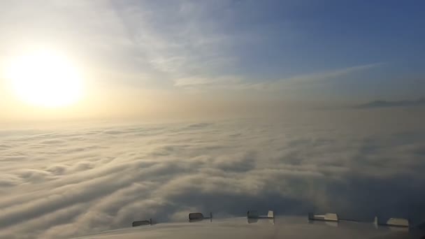 Επιβατικό Αεροπλάνο Πετάει Πάνω Από Άσπρα Σύννεφα Προβολή Των Νεφών — Αρχείο Βίντεο