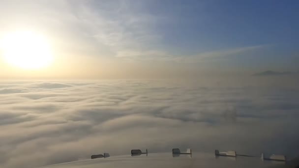 Yolcu Uçağı Beyaz Bulutların Üzerinde Uçar Kokpitten Bulutların Görüntüsü Uçak — Stok video