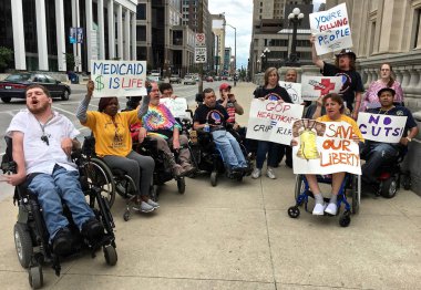 Indianapolis, içinde / ABD 26 Haziran 2017: Üyeler, uyum Indiana korku Medicaid para kaybı daha Indiana'nın devre dışı sağlık tesislerinde yaşamaya geri dönmek zorunda kalacak anlamına gelir.