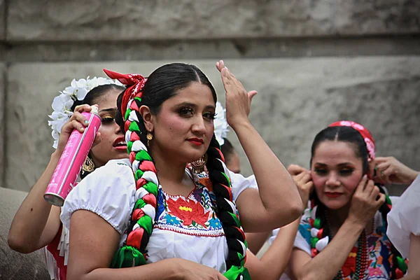 インディ アナポリスで 2018 バレエ Folklrico は集合的な言葉 バレエの特性を持つ地元の民俗文化を強調する踊りで伝統的なメキシコのためのつま先とがって 動きを誇張 振り付けを高 — ストック写真