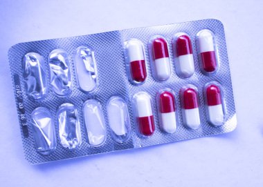 Tıbbi reçete uyuşturucu hap Vakumlu Ambalaj kırmızı ve beyaz ilaç kapsül.