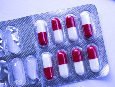 Tıbbi reçete uyuşturucu hap Vakumlu Ambalaj kırmızı ve beyaz ilaç kapsül.