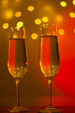 Gece kulübünde parti çubuğunda Ibiza İspanya ışıkların düğün sırasında prosecco kava bardak şampanya köpüklü şarap.