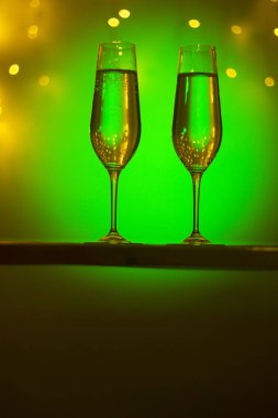 Gece kulübünde parti çubuğunda Ibiza İspanya ışıkların düğün sırasında prosecco kava bardak şampanya köpüklü şarap.
