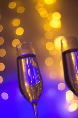 Gece kulübünde parti çubuğunda Ibiza İspanya ışıkların düğün sırasında prosecco kava bardak şampanya köpüklü şarap.