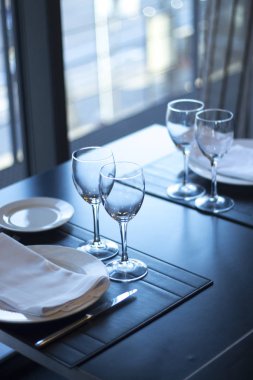 Lüks otelde Kahvaltı, öğle ve akşam yemeği şarap su bardakları ve plakaları için yer ayarlarla Restoran Cafe bar.