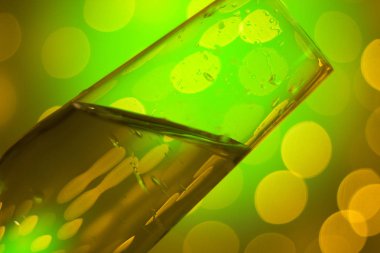 Discotque parti çubuğunda Ibiza İspanya ışıkların düğün sırasında prosecco kava bardak şampanya köpüklü şarap.