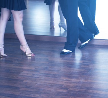 Balo salonu dans birkaç dansçılar ve prova dans stüdyosu okulda öğretmenler.