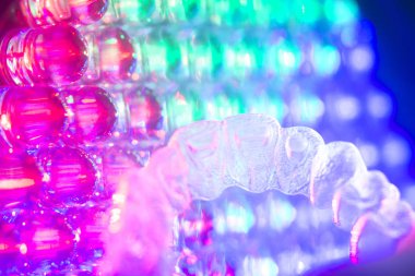 Görünmez diş hizmetli ortodontik parantez. Diş hizalamayı düzeltmek için plastik modern straighterners.