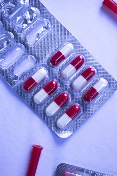 Медикаментозные Таблетки Рецепт Лекарства Пузырь Пакет Красных Белых Капсул Лекарств — стоковое фото