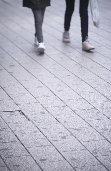 人们在繁忙的城市里走着购物街人行道 人行道 鞋子和腿 — 图库照片