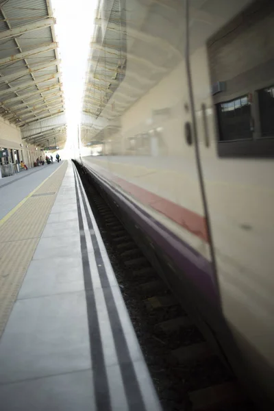 Treno Passeggeri Proiettile Moderno Alta Velocità Stazione Piattaforma Spagna — Foto Stock