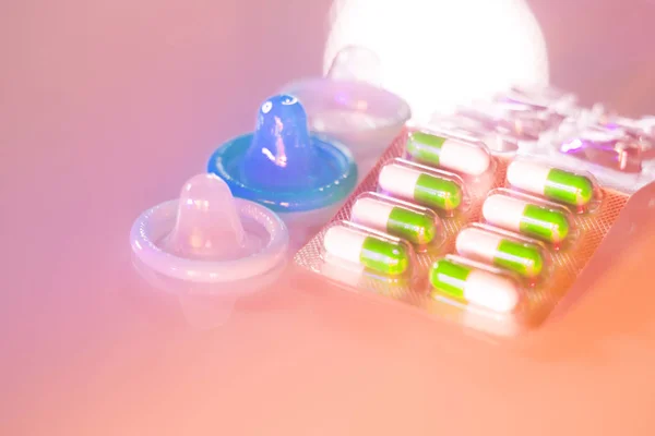 Lastik Lateks Prezervatif Erkek Doğum Kontrol Hapları Doğum Kontrol Hapları — Stok fotoğraf
