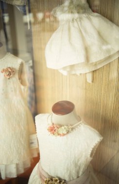 Childrenswear moda salonu pencere çocuk mannquins çocuklar aptallar moda modern giysiler giyen depolamak.