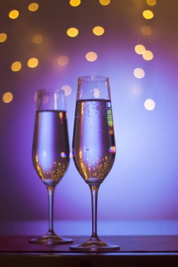 Gece kulübünde parti çubuğunda Ibiza İspanya ışıkların düğün sırasında prosecco kava bardak şampanya köpüklü şarap.
