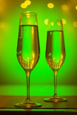 Gece kulübünde parti çubuğunda Ibiza İspanya ışıkların düğün sırasında prosecco kava bardak şampanya köpüklü şarap.