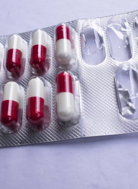 Tıbbi reçete uyuşturucu hap Vakumlu Ambalaj kırmızı ve beyaz ilaç kapsül.