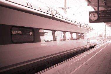 Yüksek hızlı modern kurşun yolcu tren istasyonu içinde İspanya platformu tarafından.