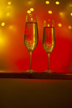 Gece kulübünde parti çubuğunda Ibiza İspanya ışıkların düğün sırasında prosecco kava bardak şampanya köpüklü şarap.